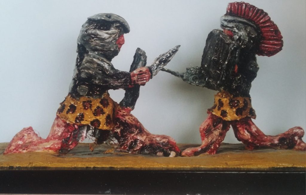 Combat de gladiateurs 1 — Plâtre molda et métal. Peinture acrylique, 70cm x 40cm, œuvre de Daniel Blaclard (BLACDAN)