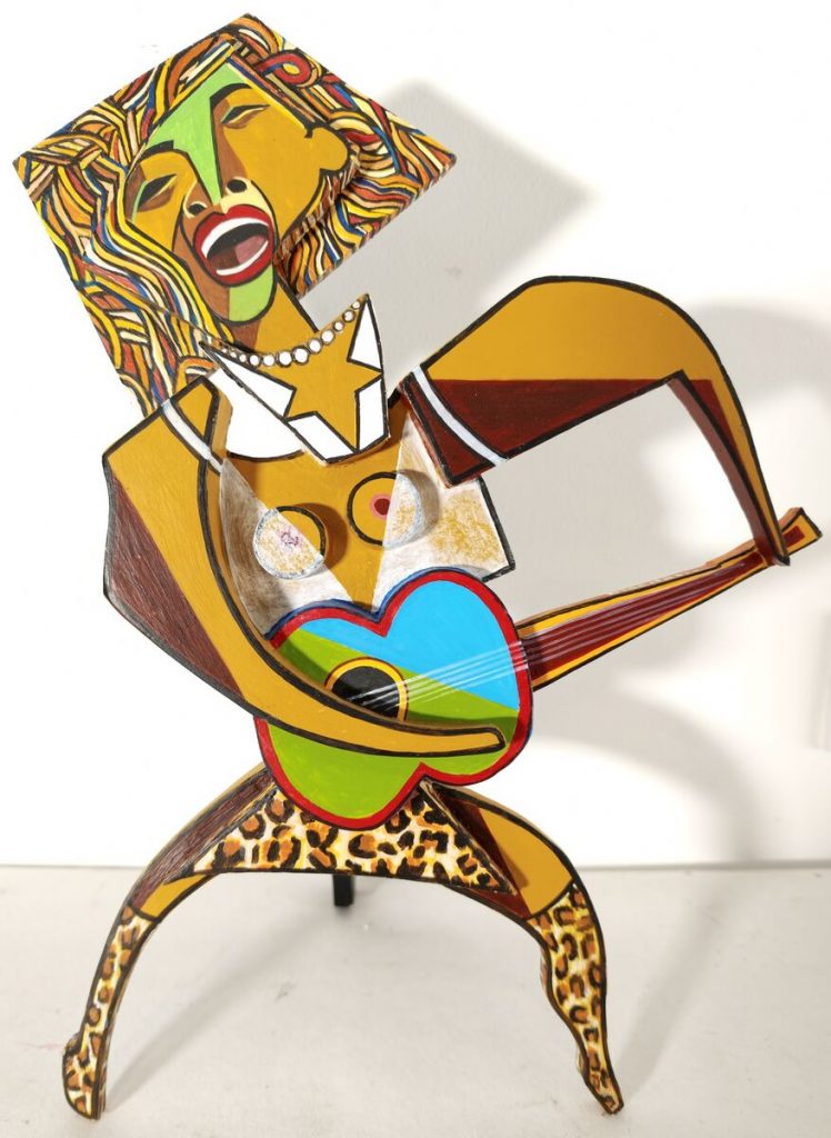 Chanteuse créole — Bois découpé, assemblé, peinture acrylique, H: 38 cm × 28,5 cm x 19.5 cm, œuvre de Daniel Blaclard (BLACDAN)