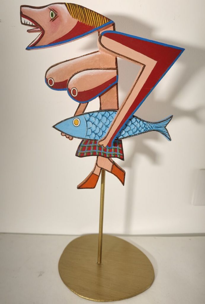 Retour du marché — Bois découpé, assemblé, peinture acrylique. Pied et socle peint doré, H: 39.8 cm × 29,5 cm x ép  3.8 cm, œuvre de Daniel Blaclard (BLACDAN)
